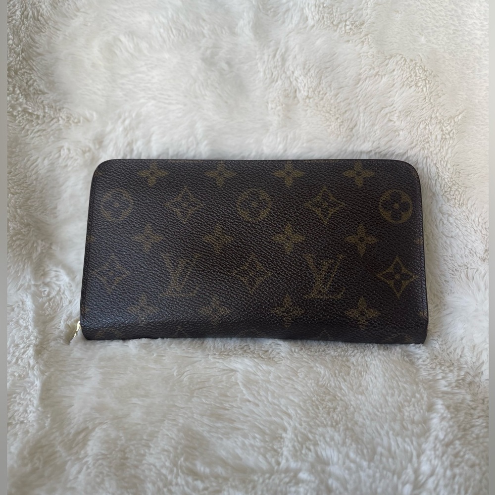 100% Authentic Louis Vuitton Monogram Zippy wallet